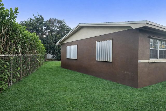 3930 NW 185th St, Miami Gardens, FL 33055