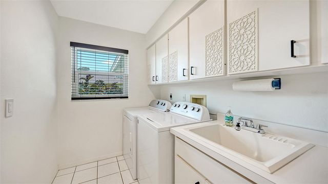 6988 COUNTRY LAKES CIRCLE, Sarasota, FL 34243