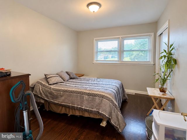506 GREEN VALLEY RD, Turnersville, NJ 08012