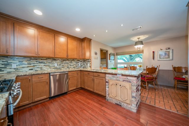 1413 S Main Street S, Lindale, TX 75771