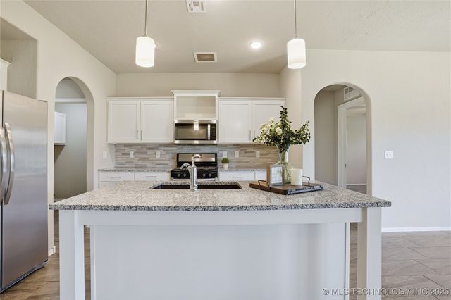 3563 E 143rd Court S, Bixby, OK 74008