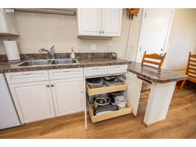 1960 LINCOLN St, North Bend, OR 97459