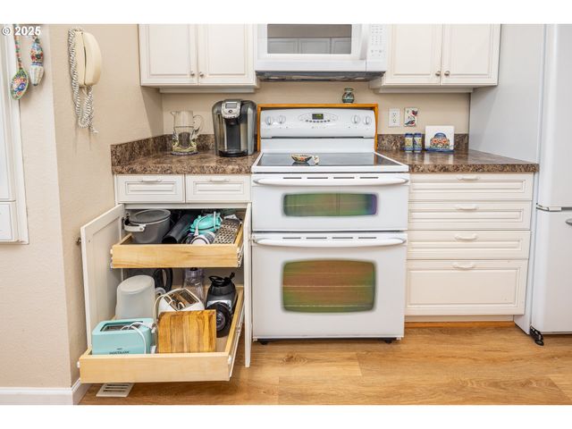 1960 LINCOLN St, North Bend, OR 97459