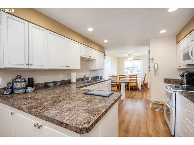 1960 LINCOLN St, North Bend, OR 97459