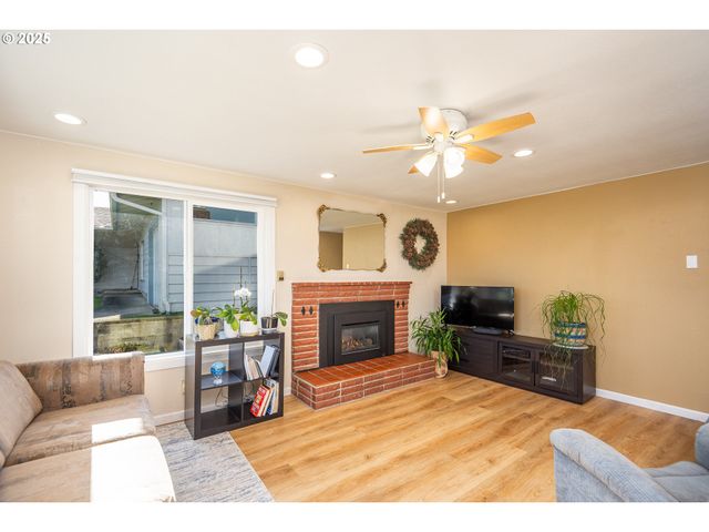 1960 LINCOLN St, North Bend, OR 97459