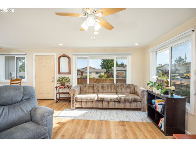 1960 LINCOLN St, North Bend, OR 97459