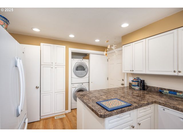 1960 LINCOLN St, North Bend, OR 97459