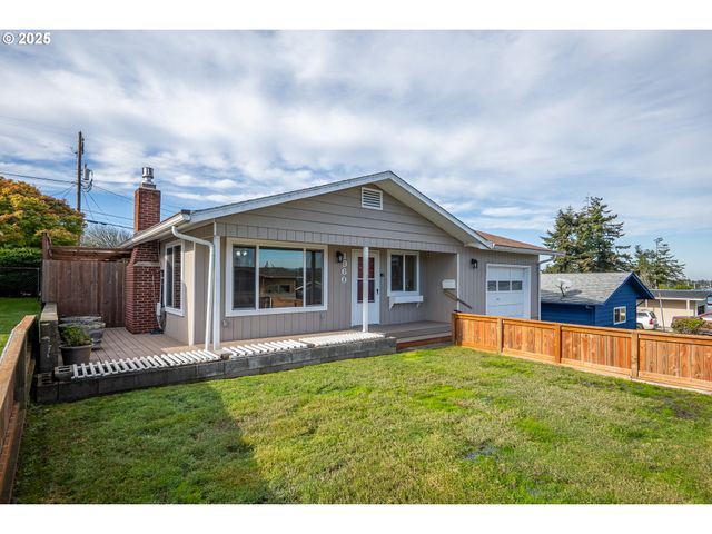 1960 LINCOLN St, North Bend, OR 97459