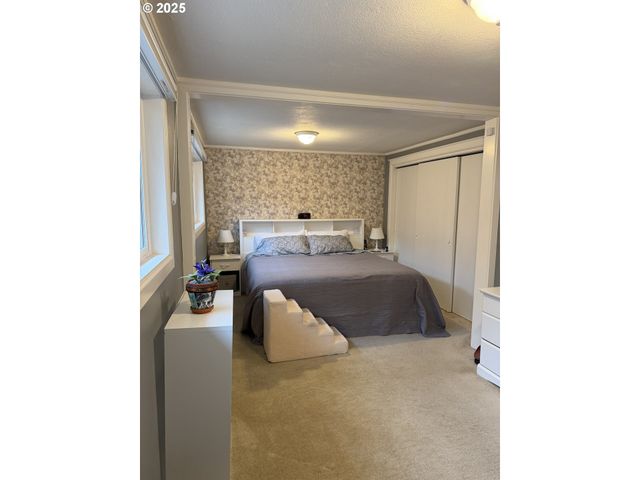 1960 LINCOLN St, North Bend, OR 97459