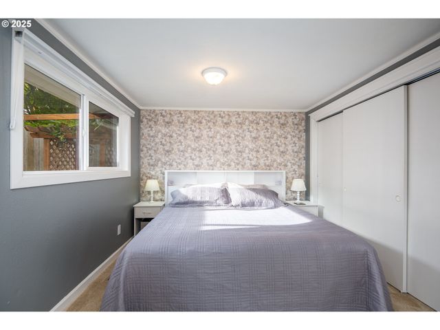 1960 LINCOLN St, North Bend, OR 97459