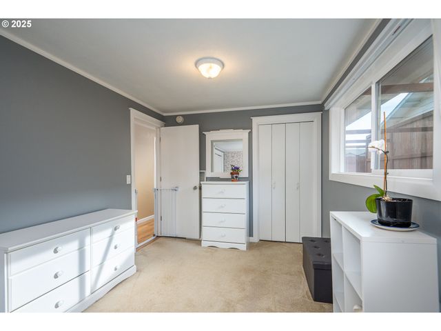 1960 LINCOLN St, North Bend, OR 97459