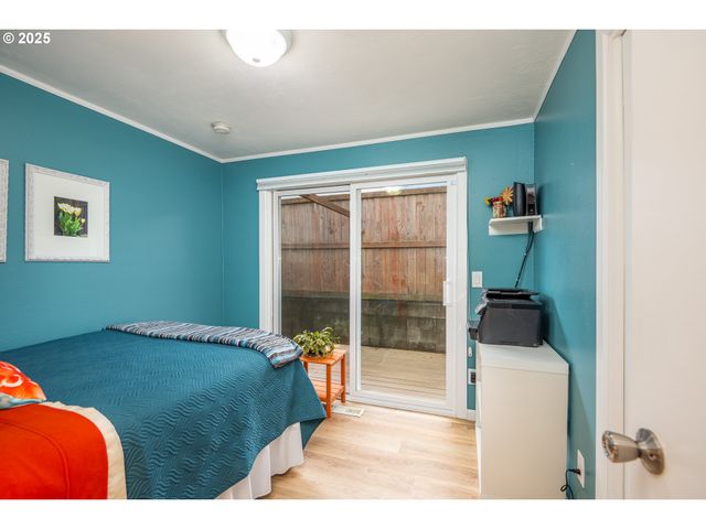 1960 LINCOLN St, North Bend, OR 97459