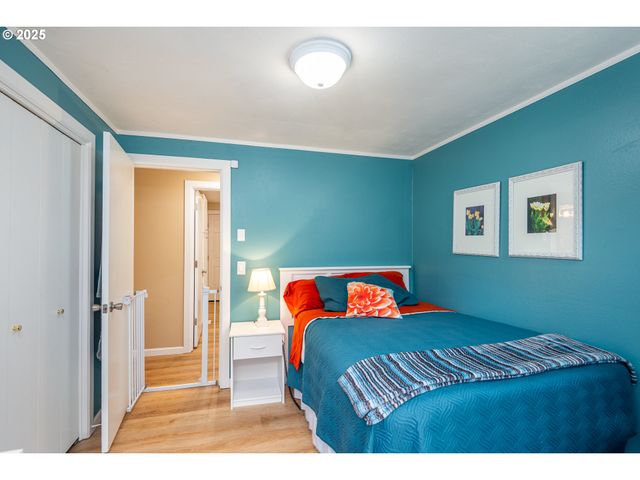 1960 LINCOLN St, North Bend, OR 97459