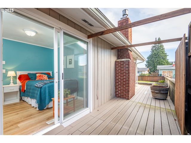 1960 LINCOLN St, North Bend, OR 97459