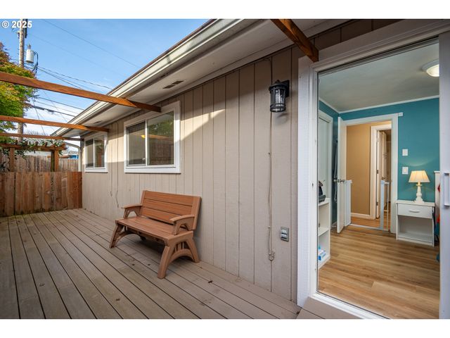 1960 LINCOLN St, North Bend, OR 97459