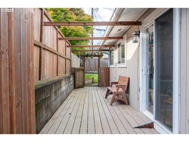 1960 LINCOLN St, North Bend, OR 97459