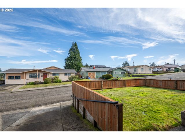 1960 LINCOLN St, North Bend, OR 97459