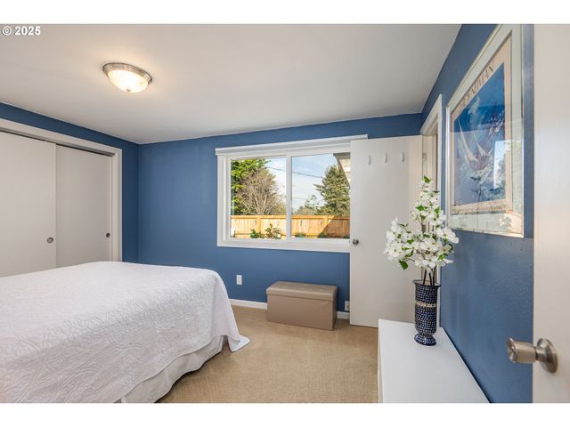 1960 LINCOLN St, North Bend, OR 97459