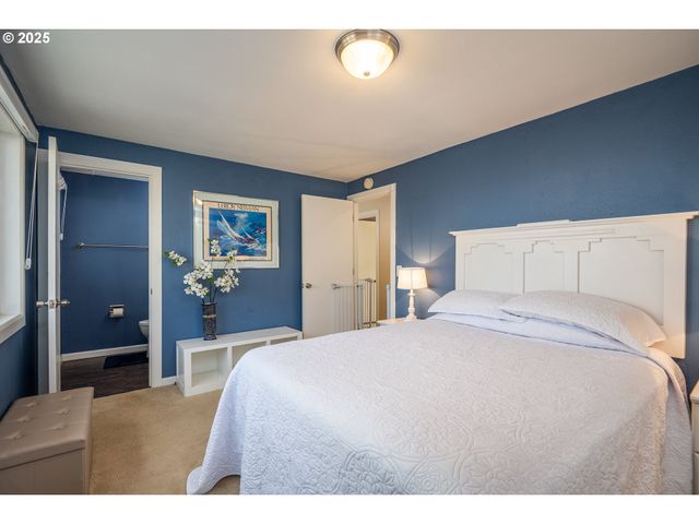 1960 LINCOLN St, North Bend, OR 97459