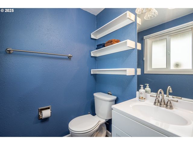 1960 LINCOLN St, North Bend, OR 97459