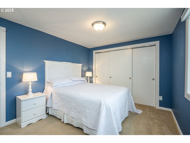 1960 LINCOLN St, North Bend, OR 97459