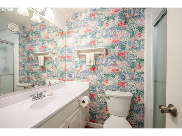 1960 LINCOLN St, North Bend, OR 97459