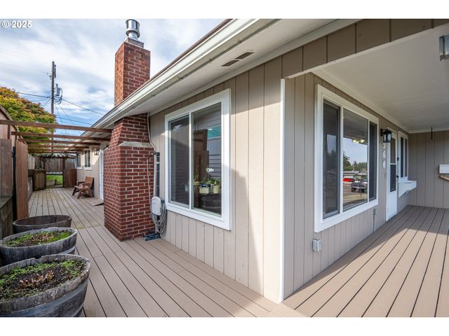 1960 LINCOLN St, North Bend, OR 97459