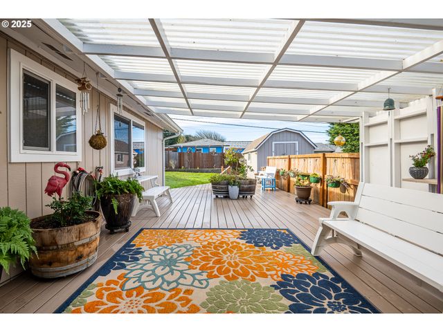 1960 LINCOLN St, North Bend, OR 97459