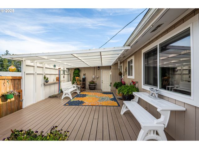 1960 LINCOLN St, North Bend, OR 97459