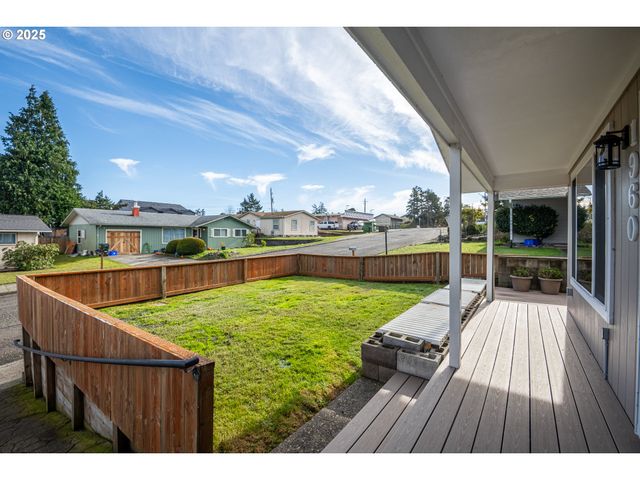 1960 LINCOLN St, North Bend, OR 97459