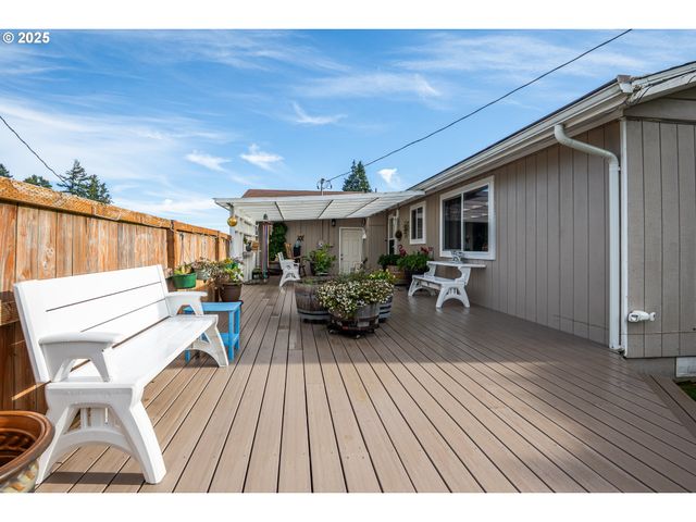 1960 LINCOLN St, North Bend, OR 97459