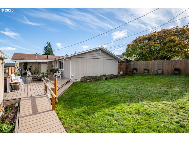 1960 LINCOLN St, North Bend, OR 97459