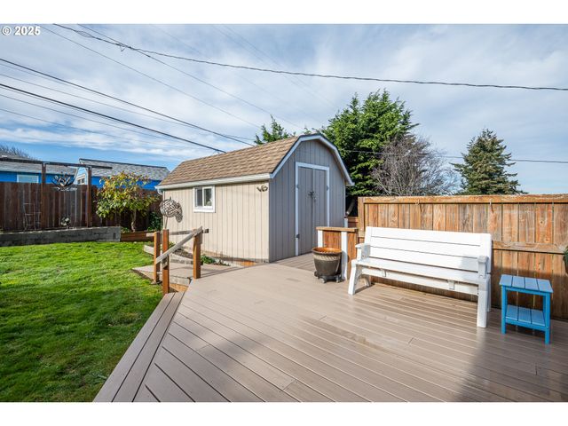 1960 LINCOLN St, North Bend, OR 97459