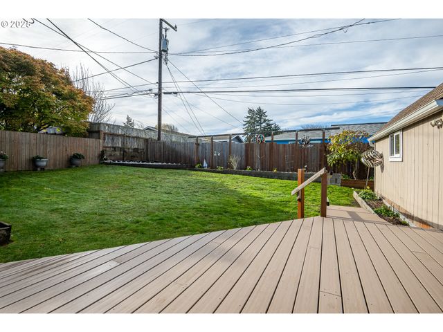 1960 LINCOLN St, North Bend, OR 97459