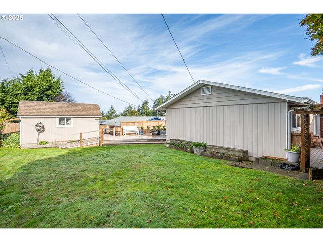 1960 LINCOLN St, North Bend, OR 97459