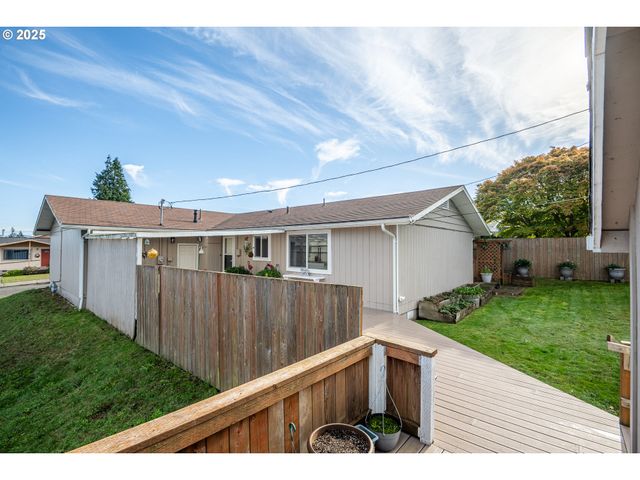 1960 LINCOLN St, North Bend, OR 97459