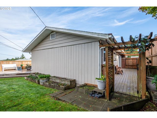 1960 LINCOLN St, North Bend, OR 97459