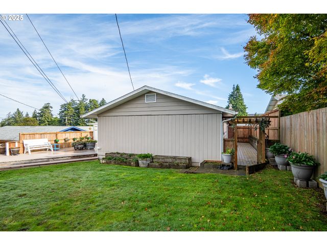 1960 LINCOLN St, North Bend, OR 97459