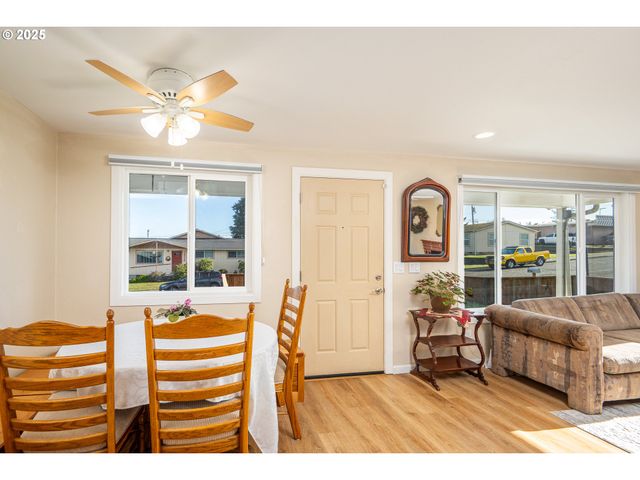 1960 LINCOLN St, North Bend, OR 97459