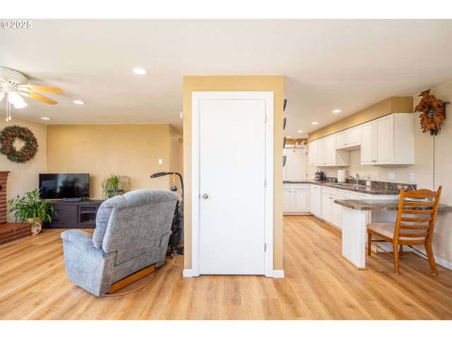 1960 LINCOLN St, North Bend, OR 97459