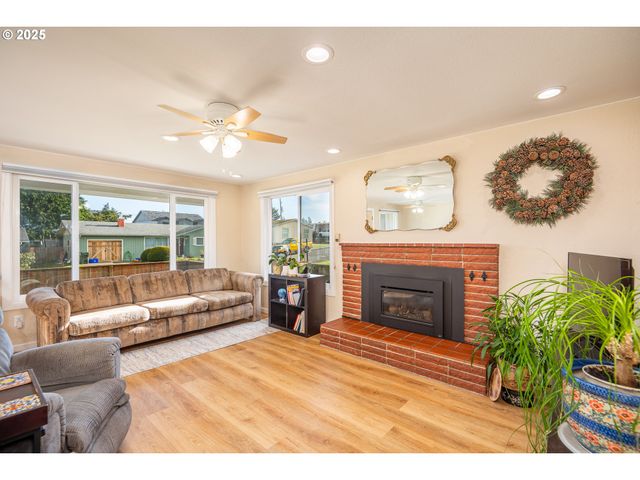 1960 LINCOLN St, North Bend, OR 97459