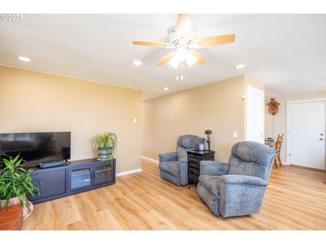 1960 LINCOLN St, North Bend, OR 97459