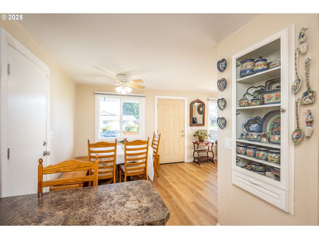 1960 LINCOLN St, North Bend, OR 97459
