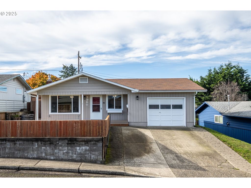 1960 LINCOLN St, North Bend, OR 97459