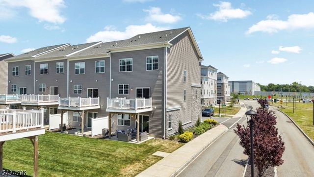 2 Doherty Way, Morris Plains Boro, NJ 07950