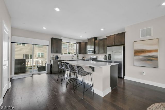 2 Doherty Way, Morris Plains Boro, NJ 07950