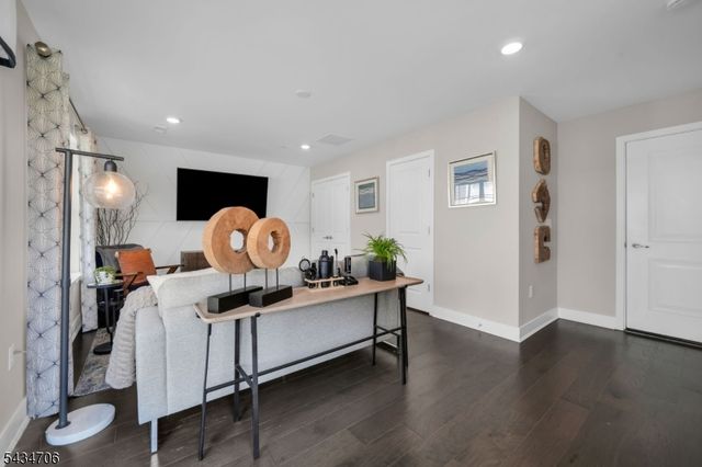 2 Doherty Way, Morris Plains Boro, NJ 07950