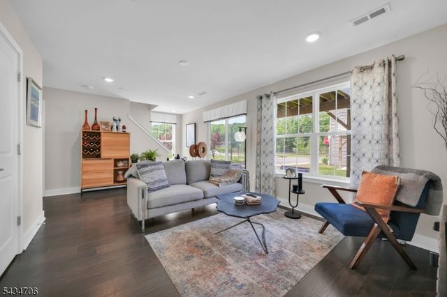 2 Doherty Way, Morris Plains Boro, NJ 07950