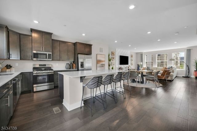 2 Doherty Way, Morris Plains Boro, NJ 07950