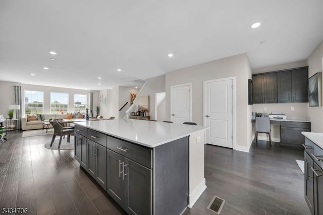 2 Doherty Way, Morris Plains Boro, NJ 07950
